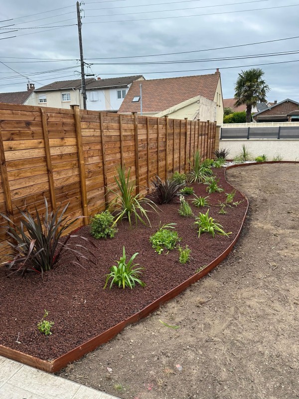 Aménagement paysager complet au Havre en 2024 avec nivellement du terrain, palissade bois et massif méditerranéen