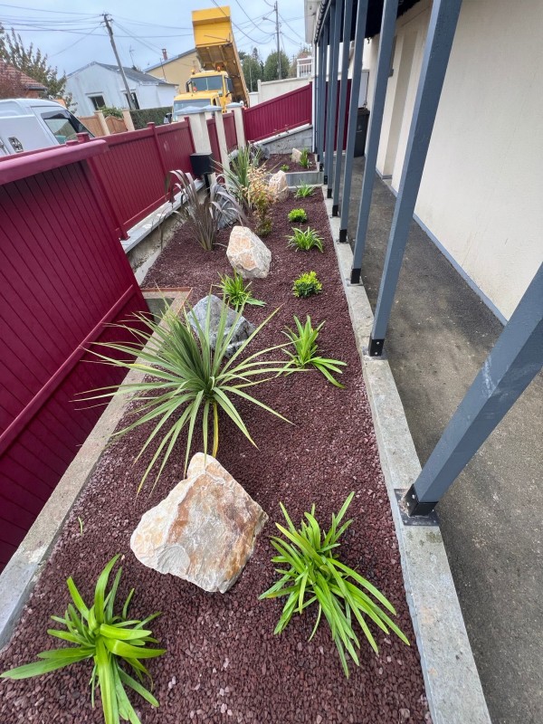 Aménagement d'une jardinière dans un jardin pour une touche méditerranéenne - Le Havre