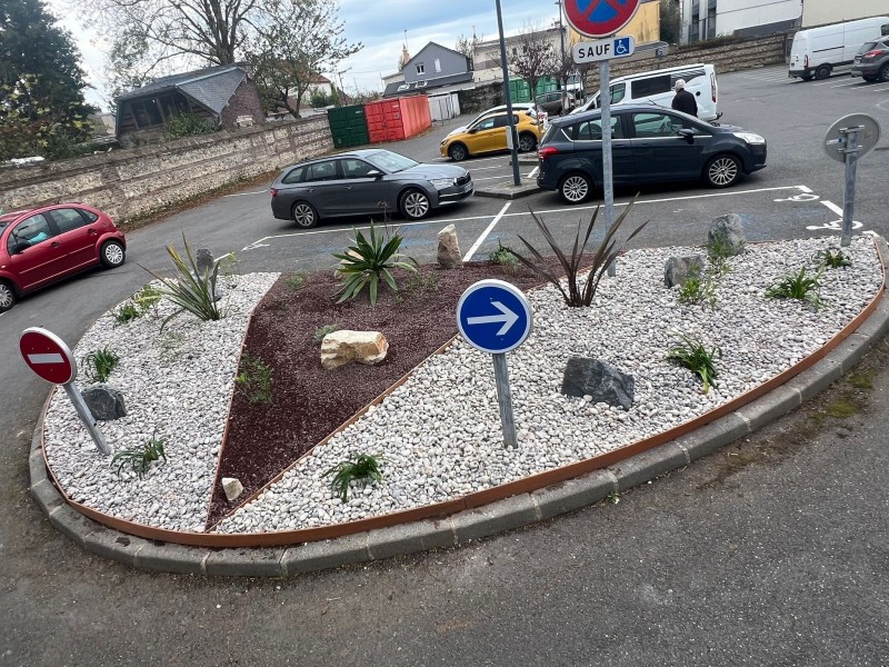 PJS - Espaces verts : Aménagement d'un massif d'accueil pour l'établissement Eudier le Havre