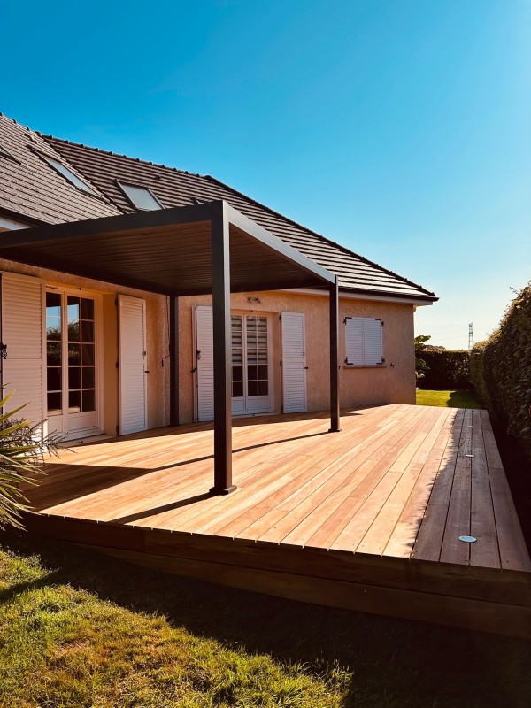 Création de terrasse en bois exotique Niobé au Havre avec pose sur plots réglables et finitions durables haut de gamme