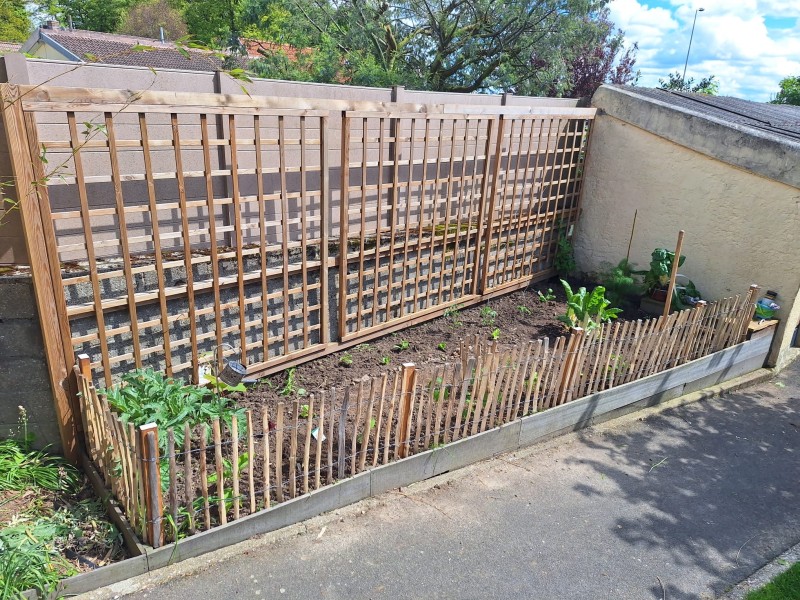 Aménagement d'un potager en bois avec un bac à compost intégré dans un jardin chez un particulier au Havre