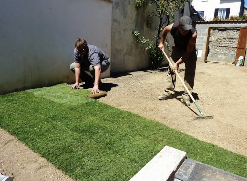 Création d’un gazon de placage avec un système d’arrosage automatique dans un jardin au Havre : tarifs pour l'installation d'un arrosage automatique.