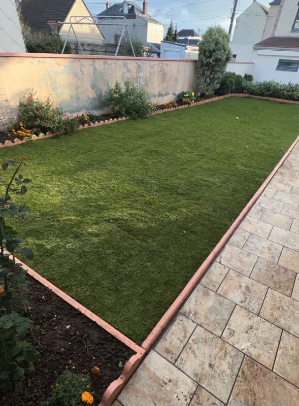 Remise en état et pose d'un gazon de placage chez un particulier par votre paysagiste Le Havre