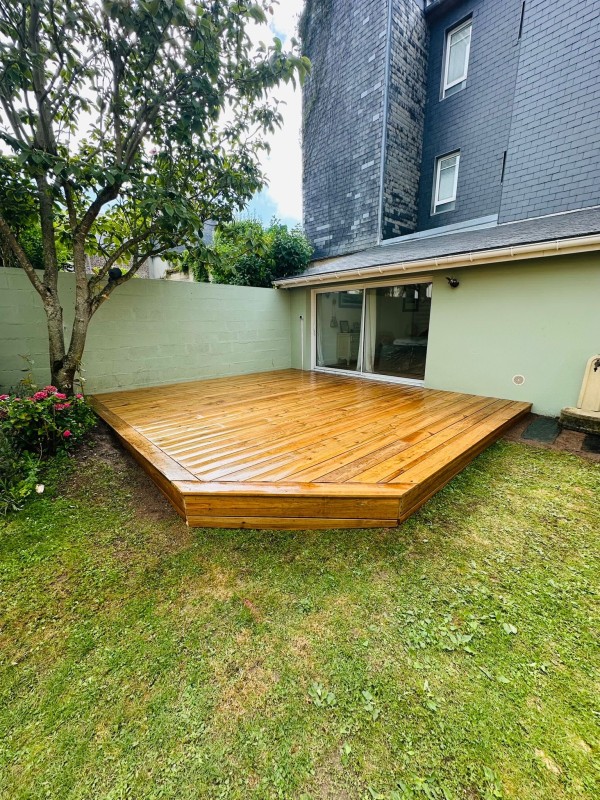 Terrasse en bois pin classe 4 au Havre avec terrassement manuel soigné pour un aménagement durable et esthétique