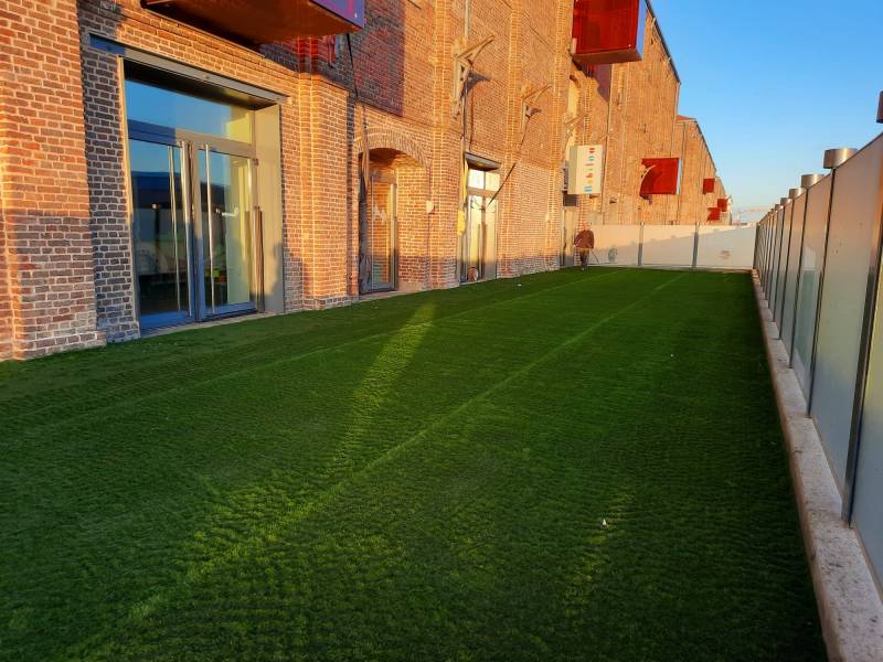 Faire poser du gazon artificiel sur une terrasse au Havre