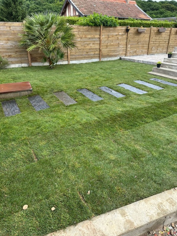 Aménagement de jardin sur mesure avec pose de gazon de placage