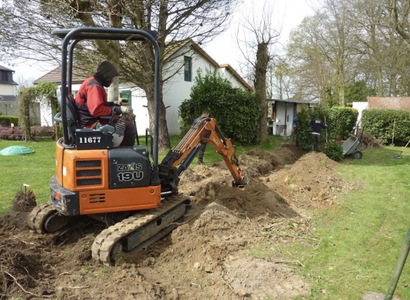 Préparation d'une tranchée de plantation pour une future haie de Lauriers au Havre 76600