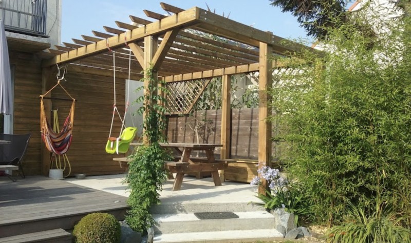 Création d’une pergola par un professionnel paysagiste dans un jardin au Havre 76600