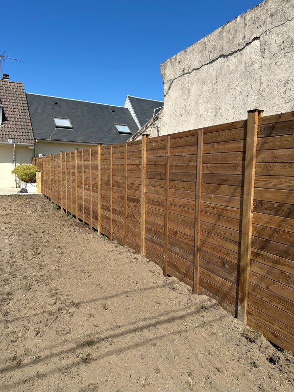 Création de palissade bois au Havre avec poteaux scellés et lames classe 4 pour un écran visuel naturel et durable